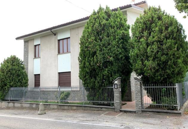 Casa Nebieu In Edificio Indipendente Nel Centro Di Monforte Монфорте-д'Альба Екстер'єр фото